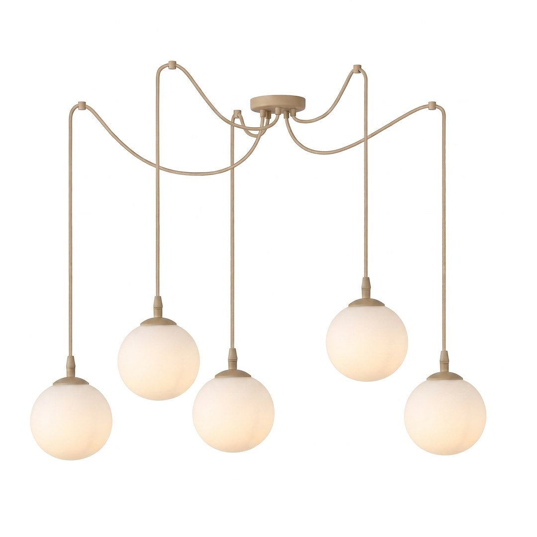 Suspension cinq globes en verre blanc opaque, câbles beiges sur fond blanc