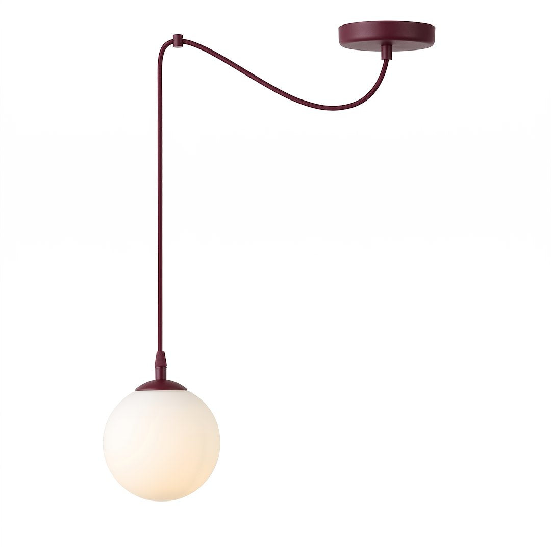 Suspension bordeaux avec câble courbé et globe de verre blanc opalin, fond neutre