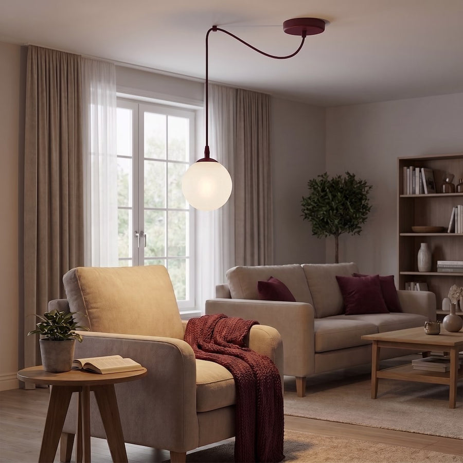 Suspension allumée au-dessus d'un fauteuil beige dans un salon chaleureux
