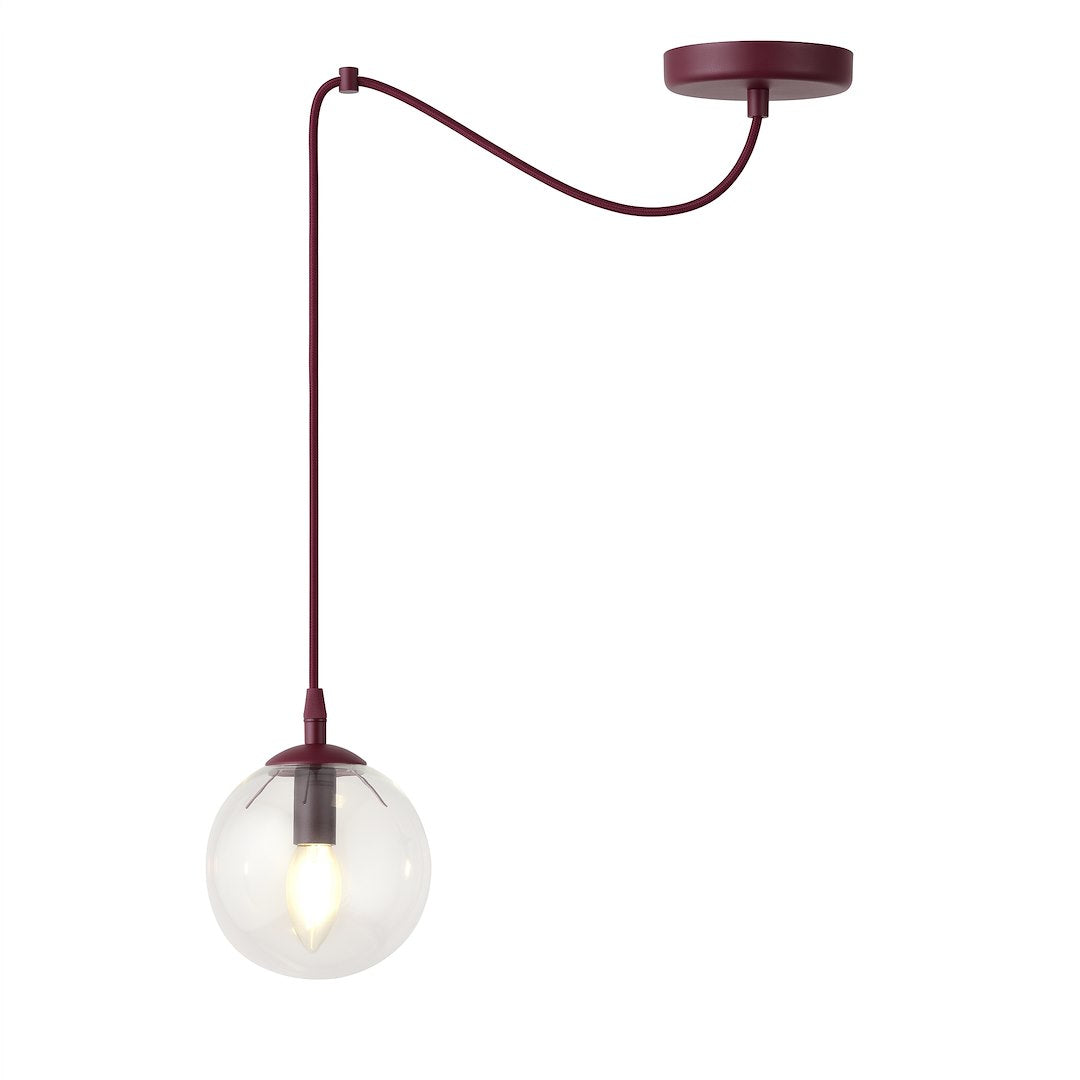 Suspension bordeaux sur fond blanc, bras courbé et globe de verre transparent
