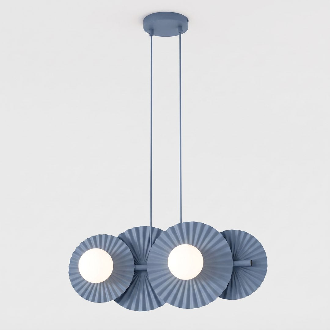 Vue de face de la suspension bleue avec quatre disques plissés et verre blanc.