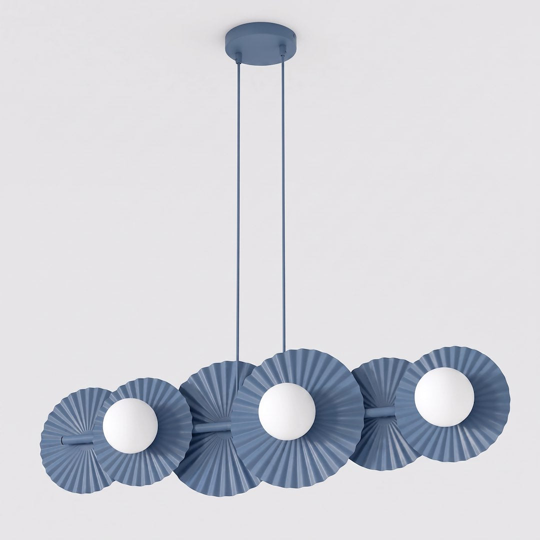 Suspension bleue à six lumières en verre blanc, vue de face sur fond clair