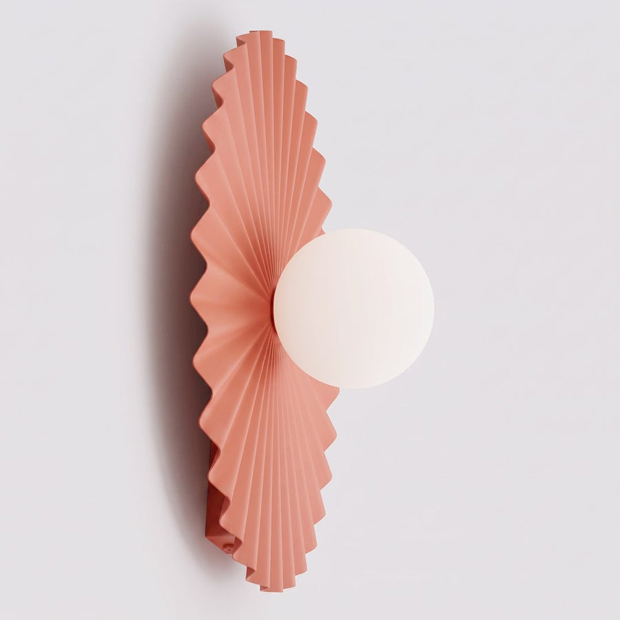 Profil du luminaire montrant le panneau plissé vertical et la sphère déportée