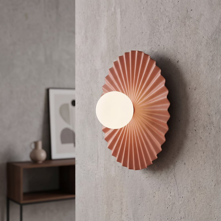 Applique corail fixée sur un mur béton avec cadre et vase