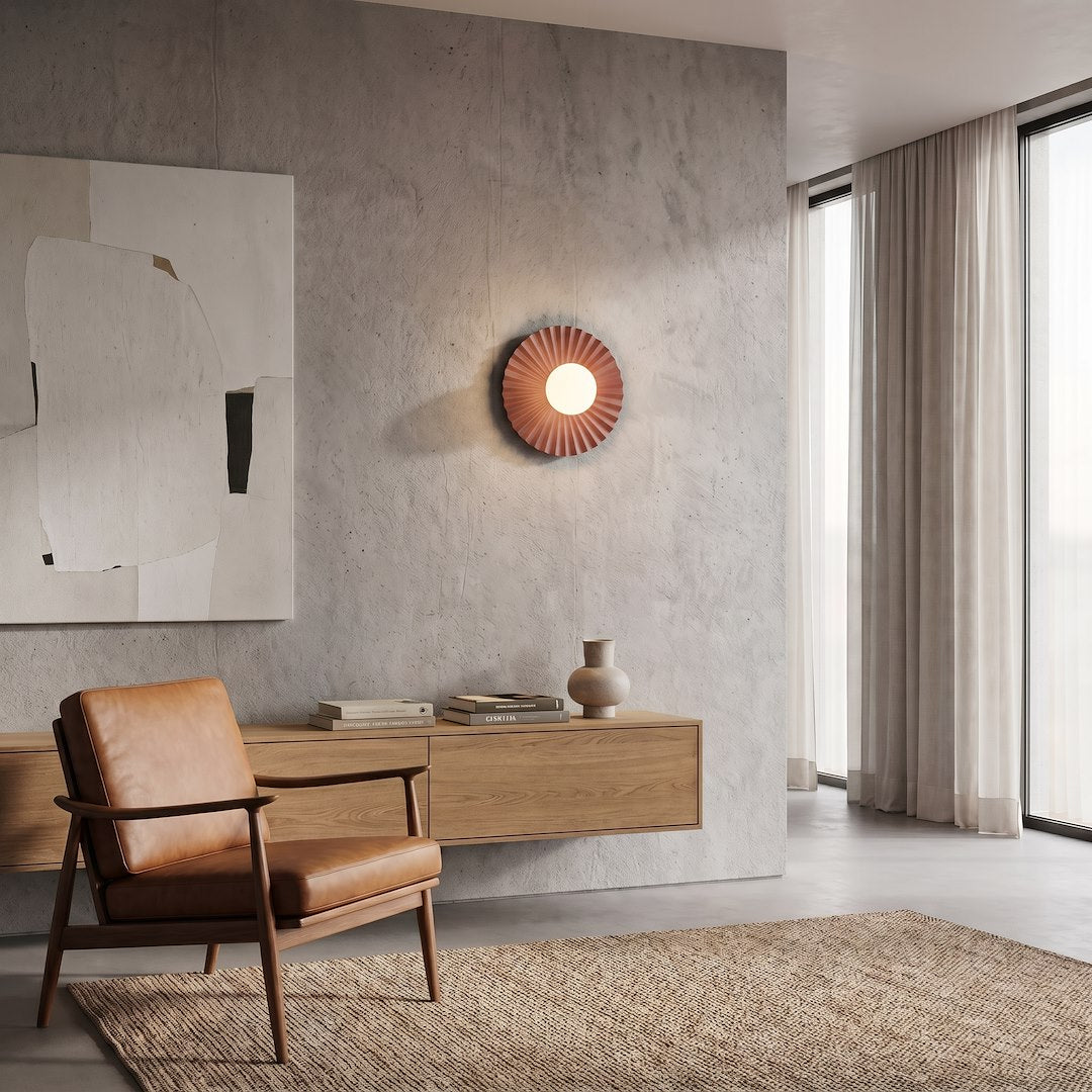 Scène de vie loft béton avec fauteuil cuir, tableau abstrait et grande baie vitrée