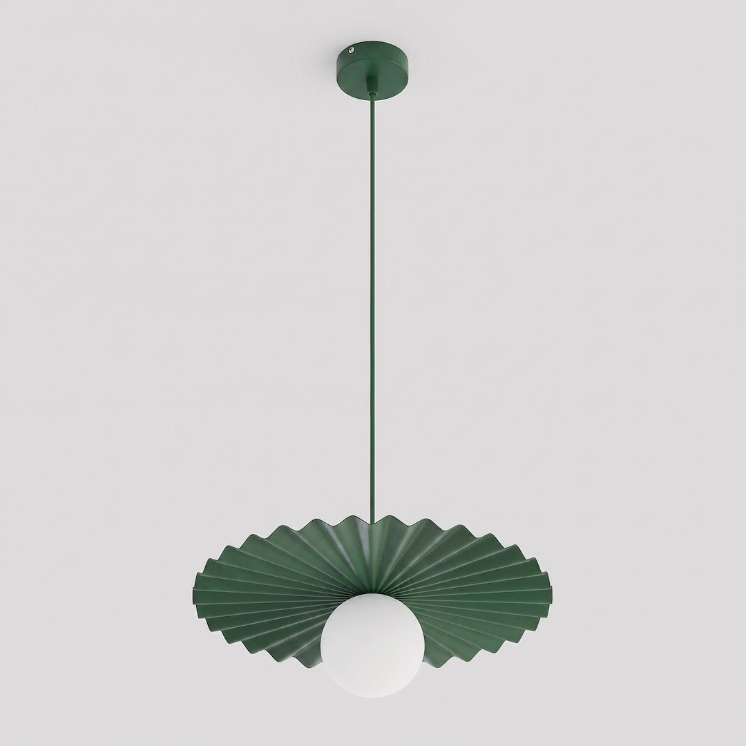 Suspension verte plissée et globe de verre blanc, vue de face sur fond clair