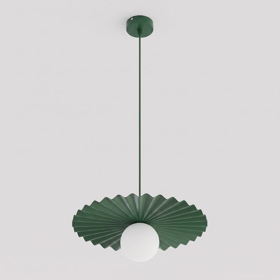 Suspension verte plissée et globe de verre blanc, vue de face sur fond clair
