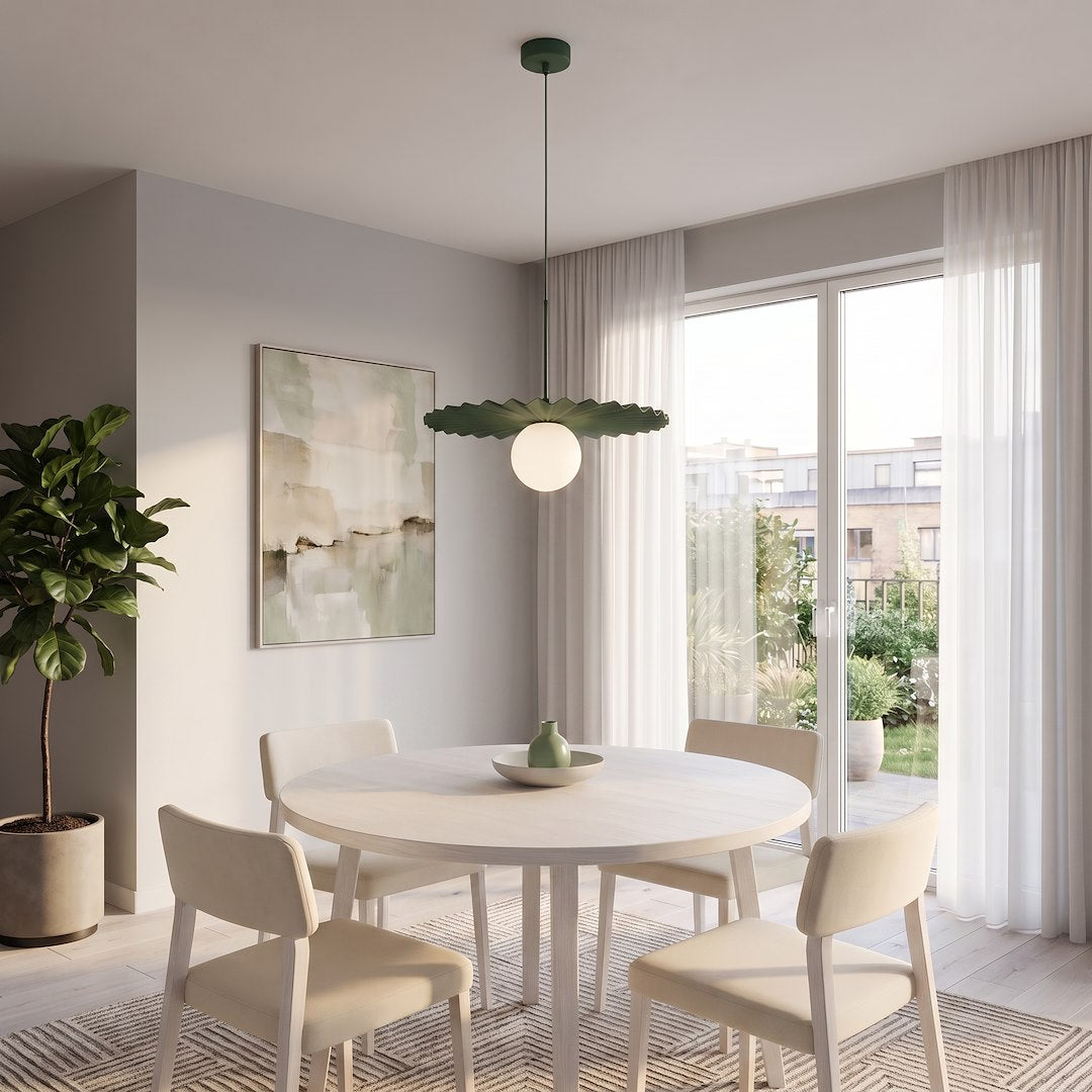 Mise en ambiance salle à manger, luminaire vert suspendu au-dessus d'une table ronde