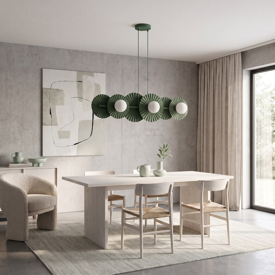 Suspension allumée au-dessus d'une table blanche près d'une grande baie vitrée