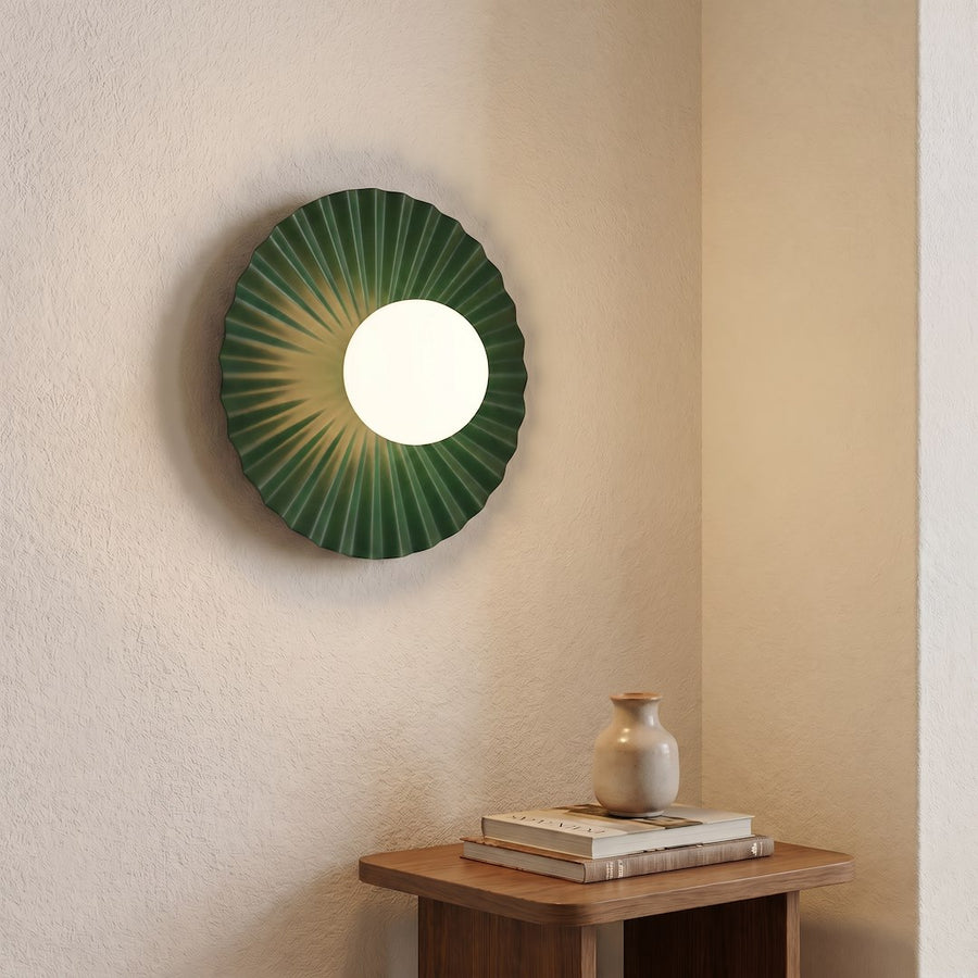 Applique allumée dans un angle de mur, au-dessus d'une table en bois et d'un vase