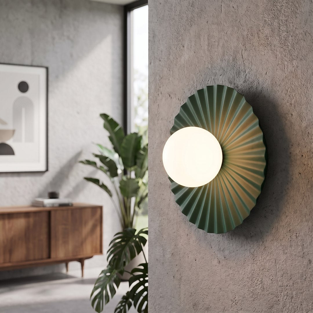 Détail de l'applique lumineuse sur mur texturé, plante verte et buffet flous en arrière-plan