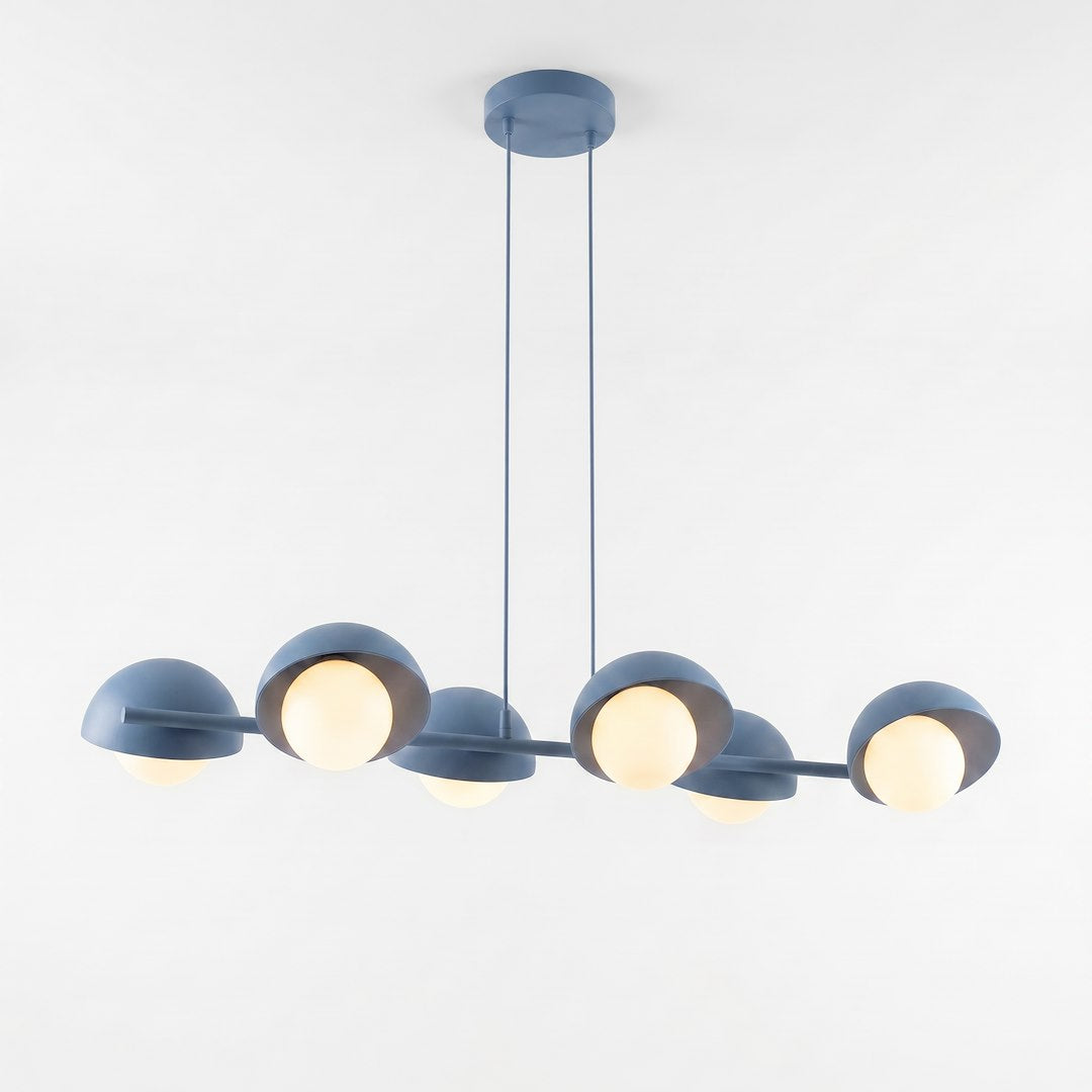 Suspension bleue à six globes de verre blanc sur fond studio neutre