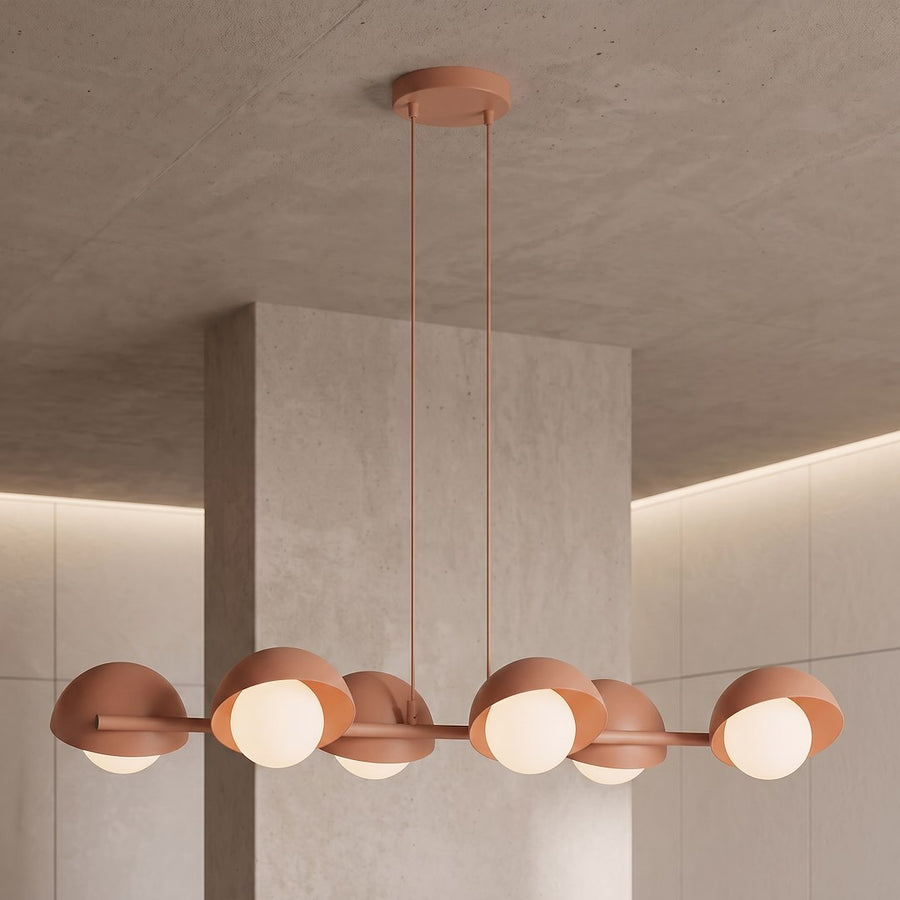 Luminaire suspendu au plafond en béton, mettant en valeur ses abat-jours corail.