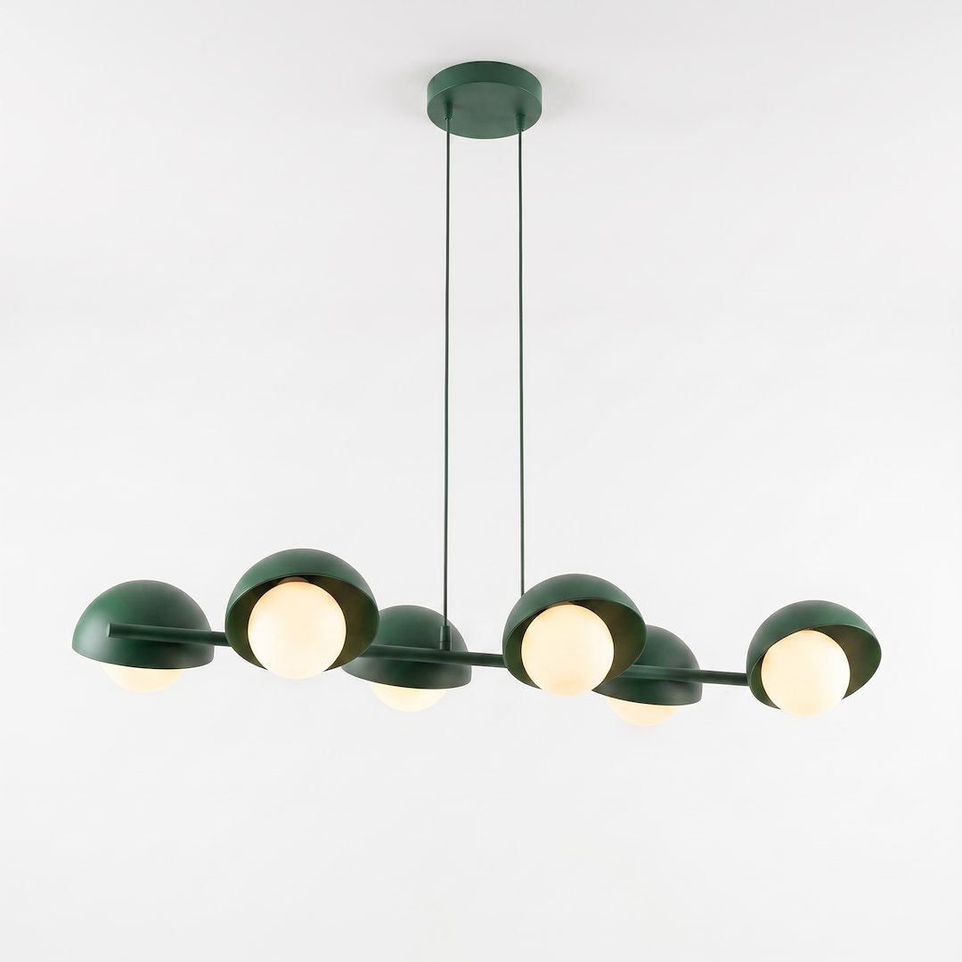 Suspension verte à six lumières vue de face, coupoles demi-sphères et globes opalins