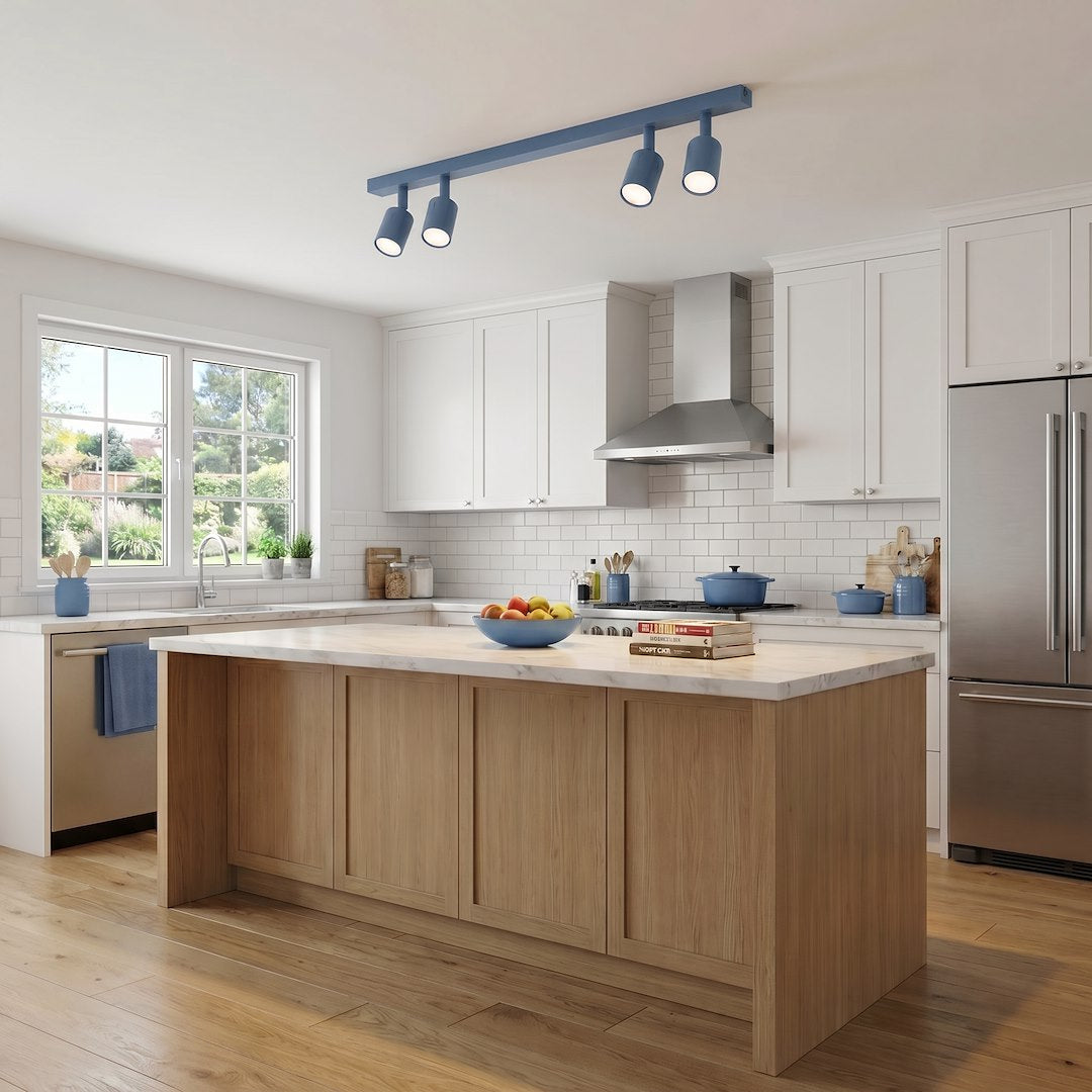 Mise en ambiance du plafonnier bleu installé au-dessus d'un îlot de cuisine moderne