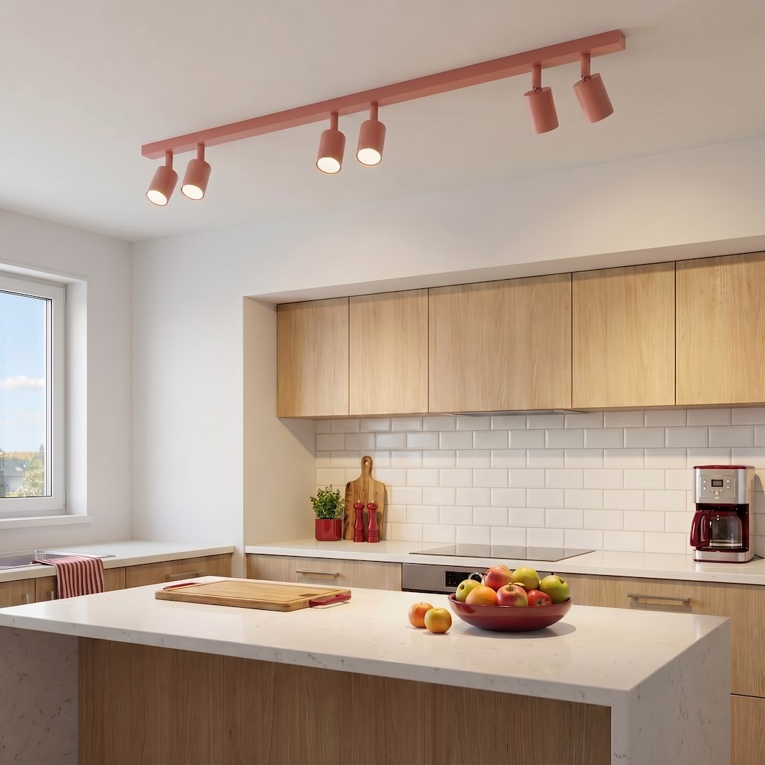 Mise en ambiance dans une cuisine moderne avec îlot central et plafonnier corail