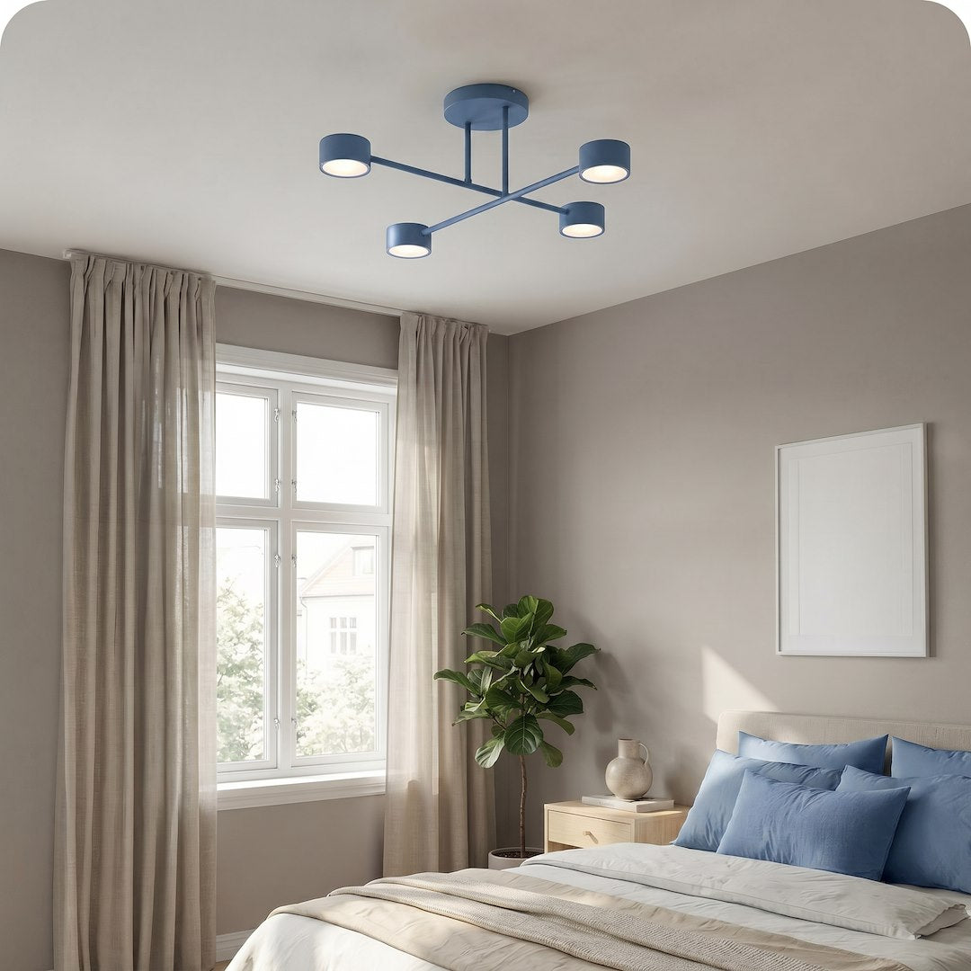 Ambiance chambre à coucher avec le plafonnier bleu fixé au plafond
