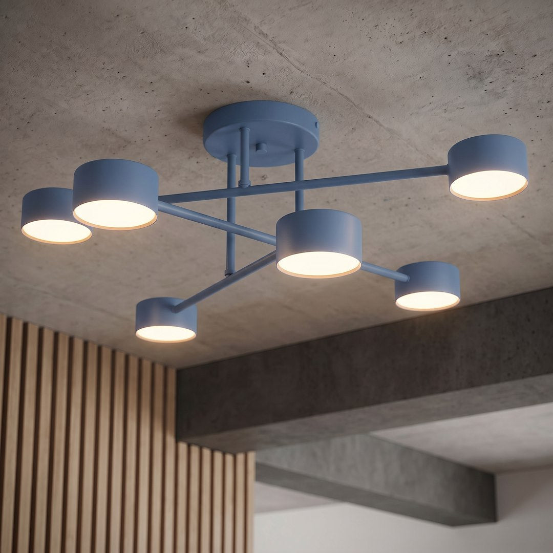 Vue en situation sous plafond béton, luminaire allumé éclairant la pièce