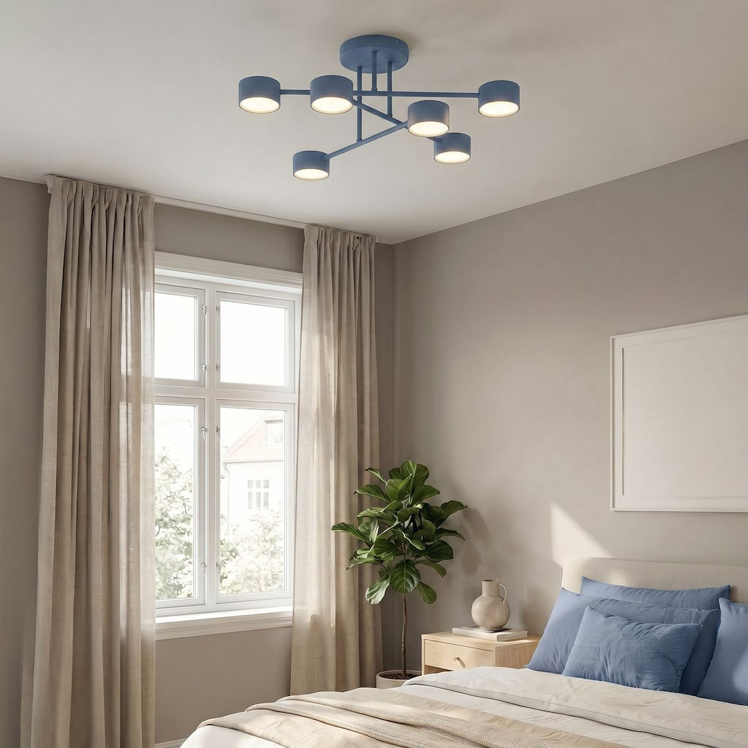 Mise en ambiance dans une chambre, plafonnier bleu fixé au plafond blanc