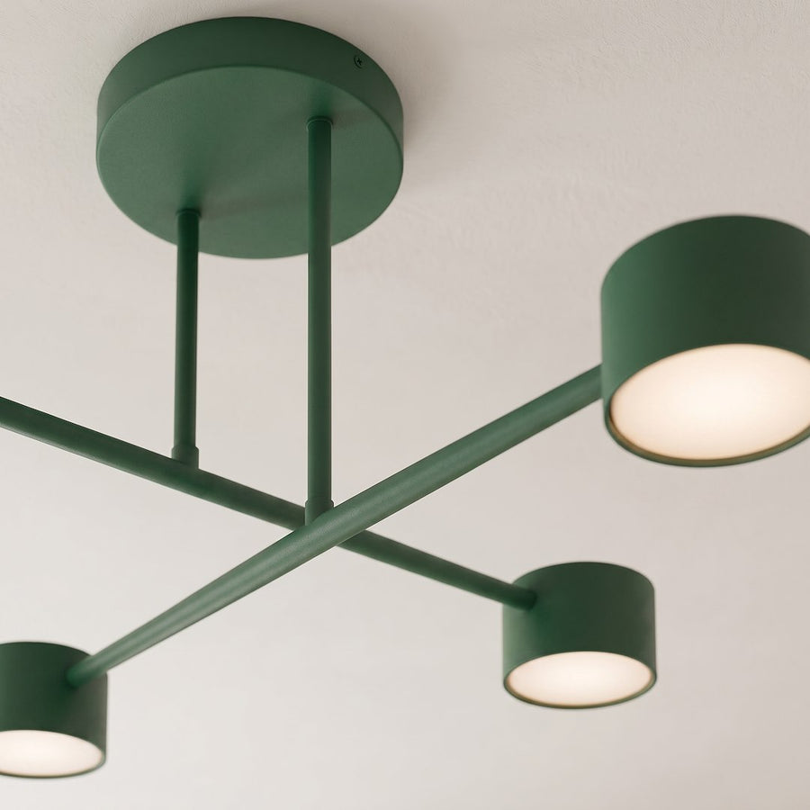 Détail de la finition vert mat et du socle rond vissé au plafond