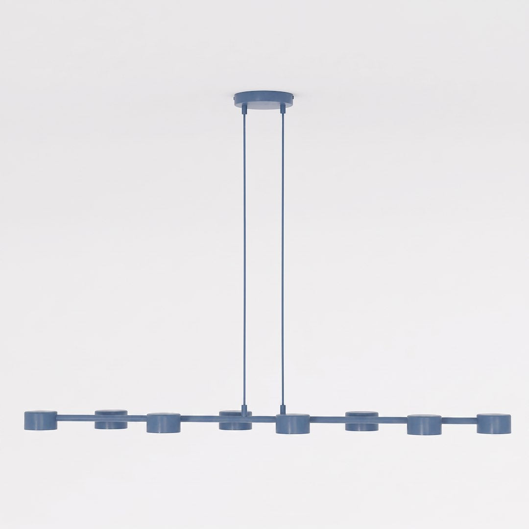Vue de face du luminaire bleu et de ses huit diffuseurs cylindriques alignés