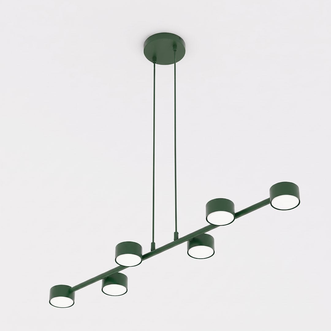 Vue de face du luminaire suspendu à six spots cylindriques verts sur barre linéaire