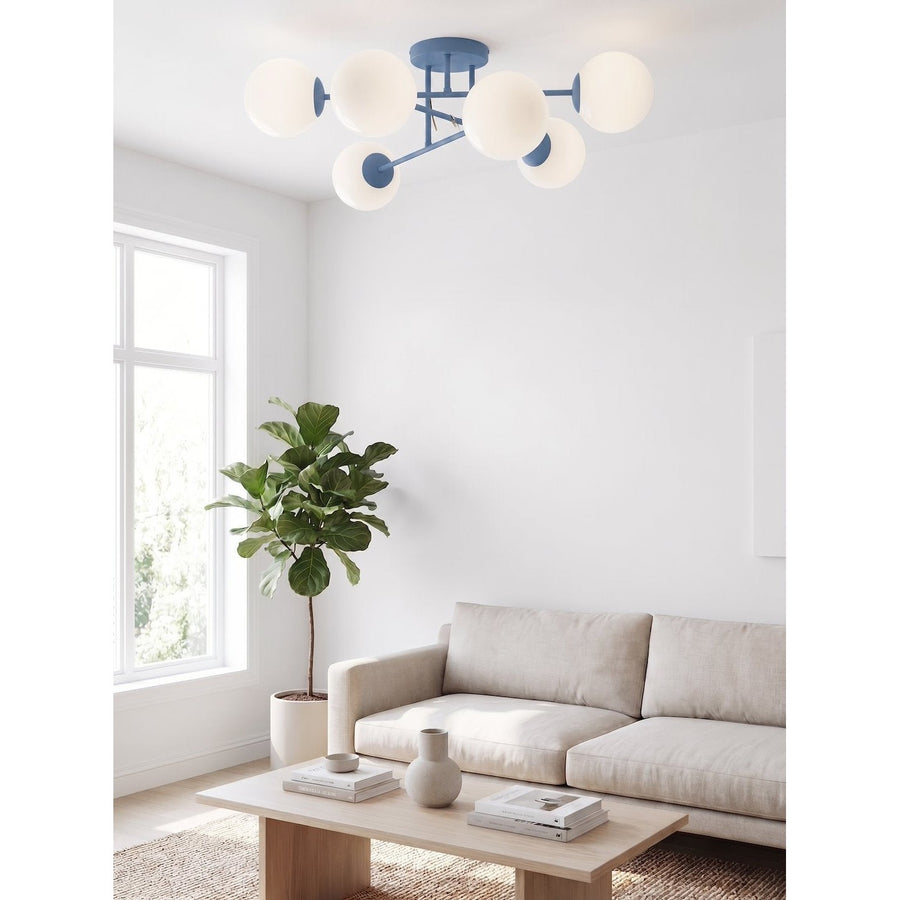 Luminaire éclairé au-dessus d'un salon minimaliste avec canapé beige et plante