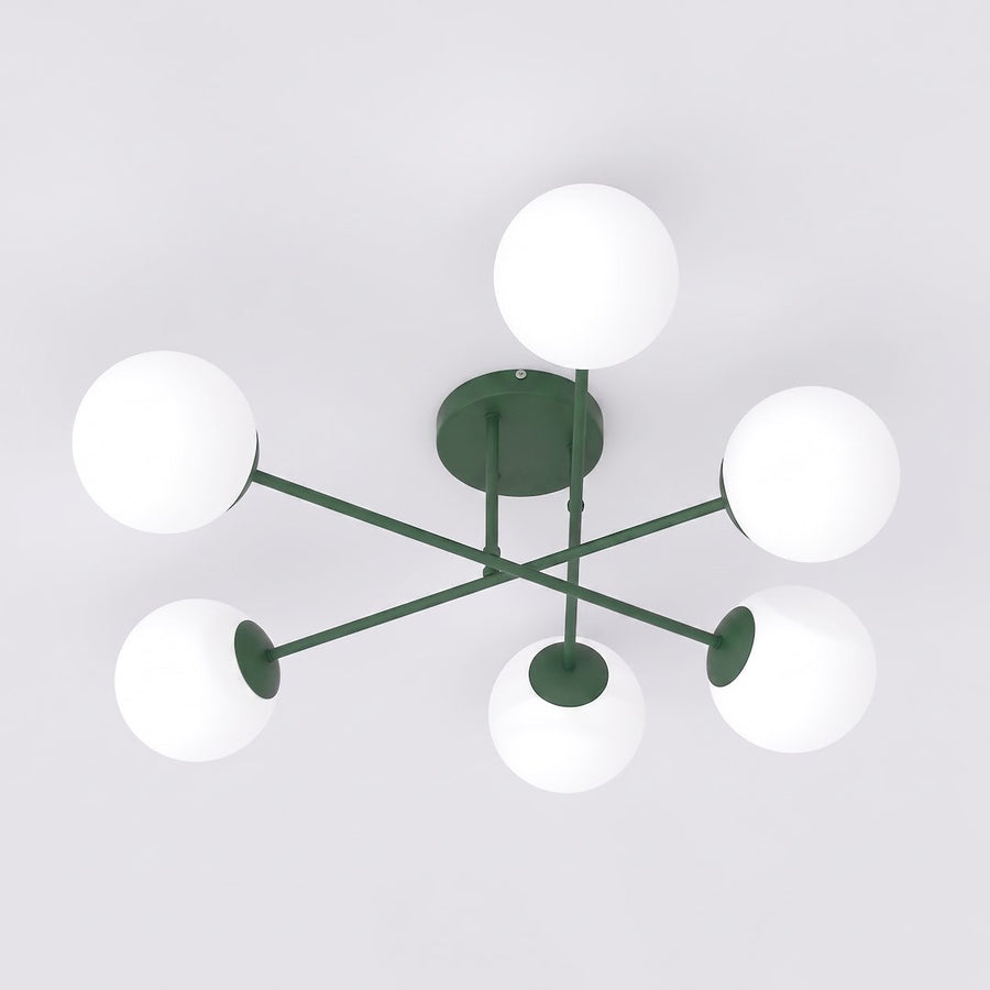 Vue de dessous du plafonnier, six globes blancs disposés en étoile sur des bras verts.