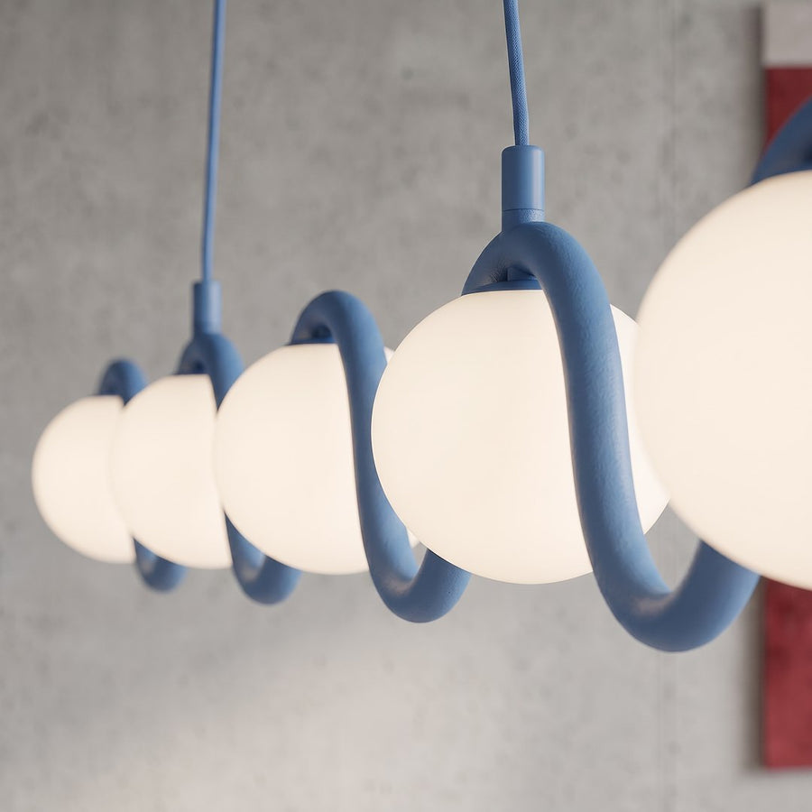 Gros plan sur la structure ondulée bleue et le verre opalin blanc
