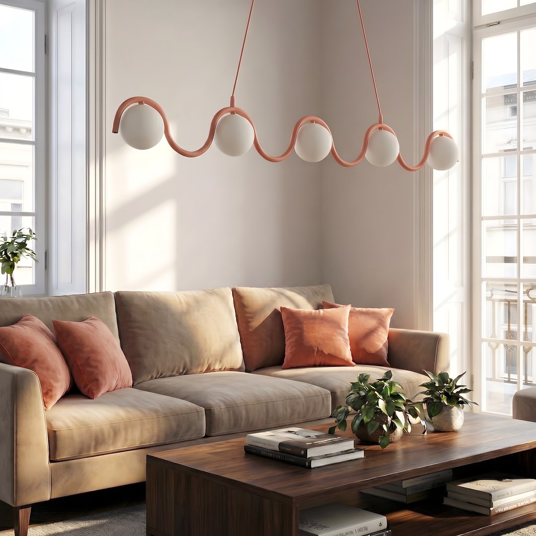 Mise en ambiance du luminaire dans un séjour clair avec canapé et table basse