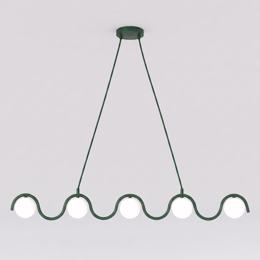 Vue de face du luminaire vert ondulé avec cinq globes en verre blanc alignés