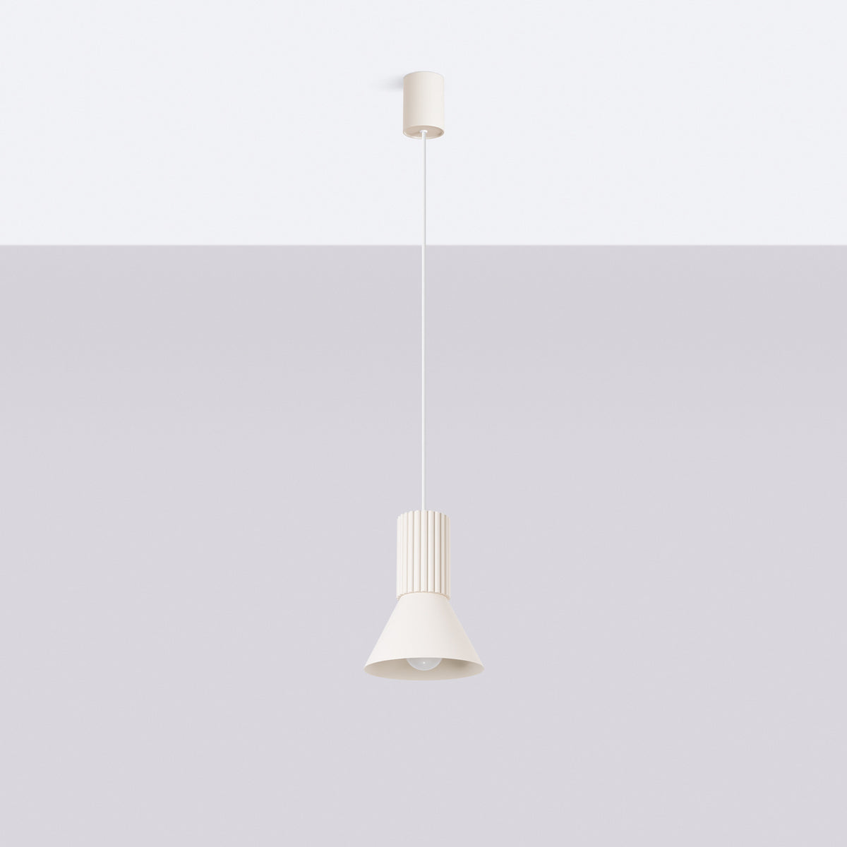 Lampe suspendue blanche installée au plafond devant un mur gris clair