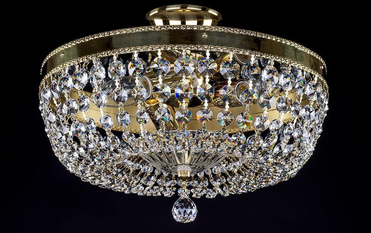 Plafonnier corbeille doré garni de pampilles en cristal, présenté de face sur fond noir