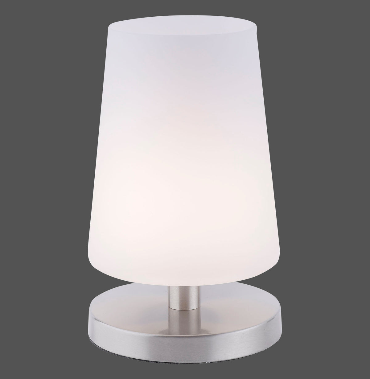 Lampe à poser de face, abat-jour conique en verre opalin sur socle rond en acier brossé