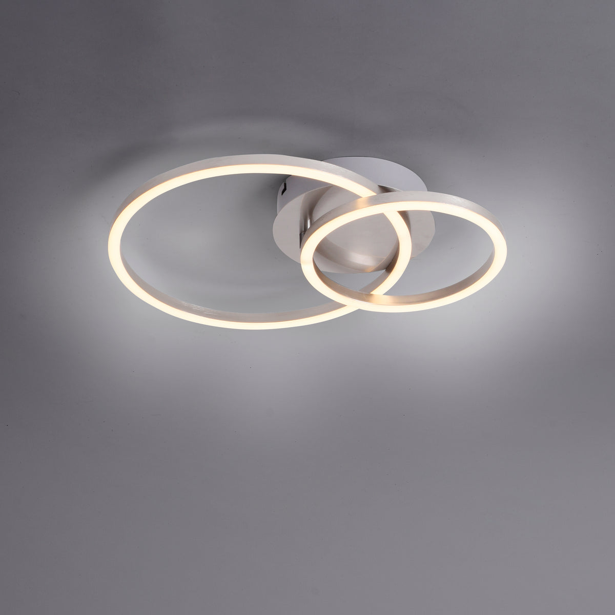 Vue de face sur fond gris, les deux anneaux LED entourant la base centrale.