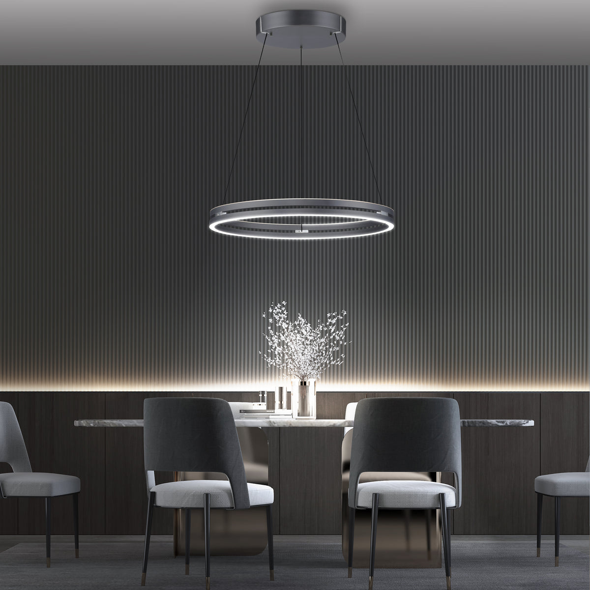 Mise en ambiance au-dessus d'une table de salle à manger sombre