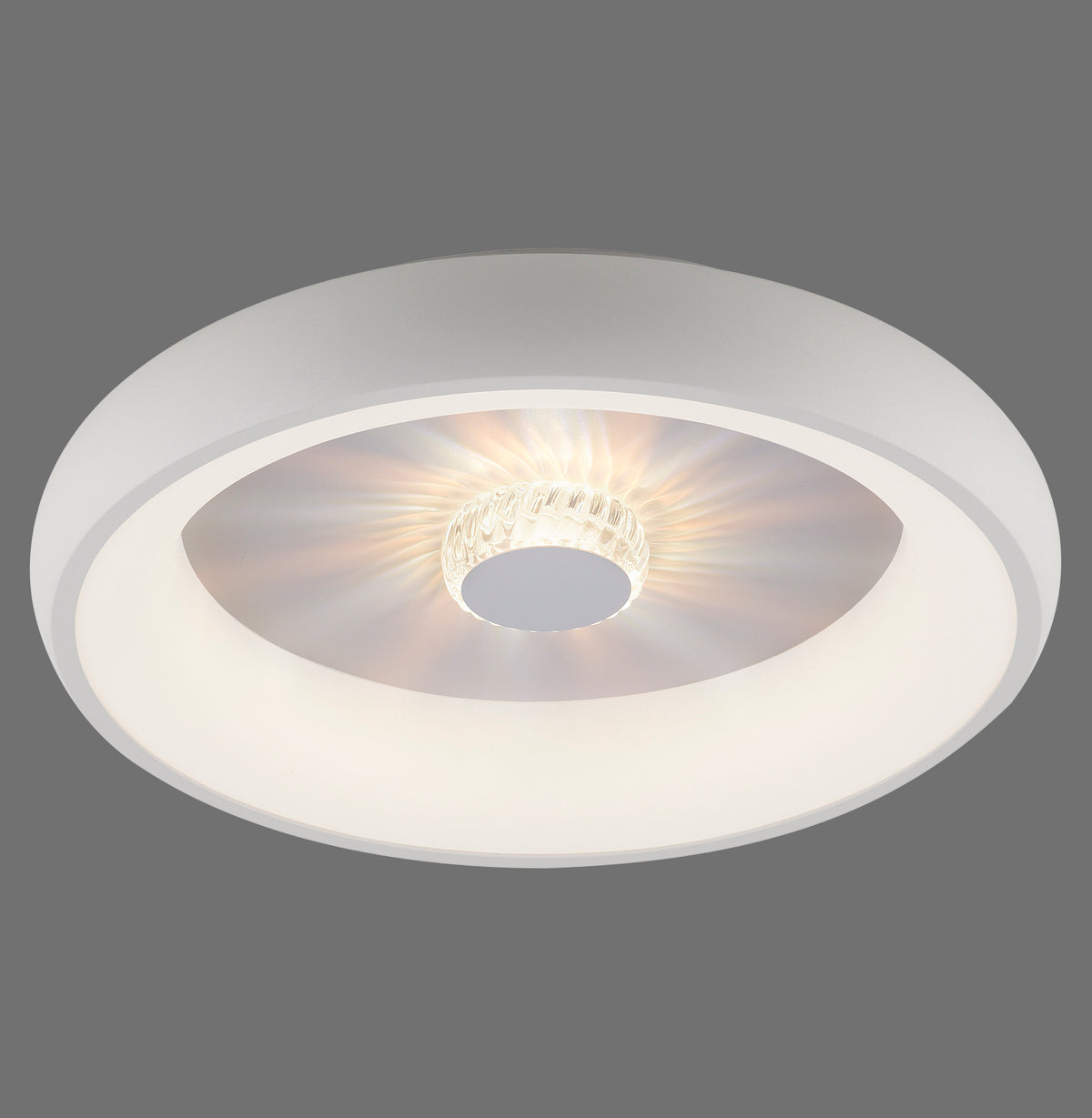 Plafonnier rond blanc vu de face sur fond gris uni, anneau lumineux et centre en verre.