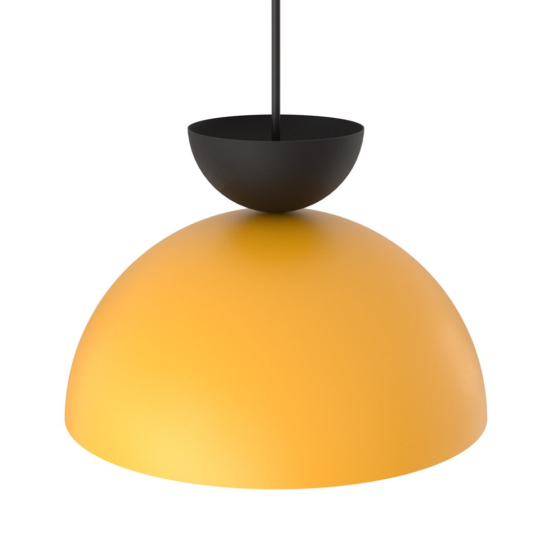 Gros plan sur l'abat-jour orange et sa coupelle noire au sommet