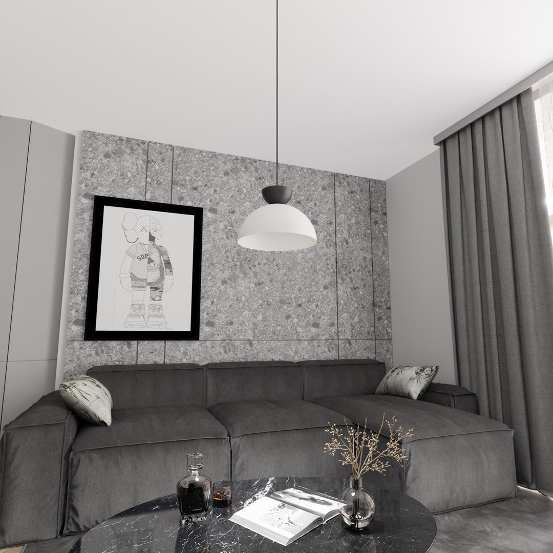 Mise en ambiance dans un salon gris, suspension allumée au-dessus d'un canapé sombre
