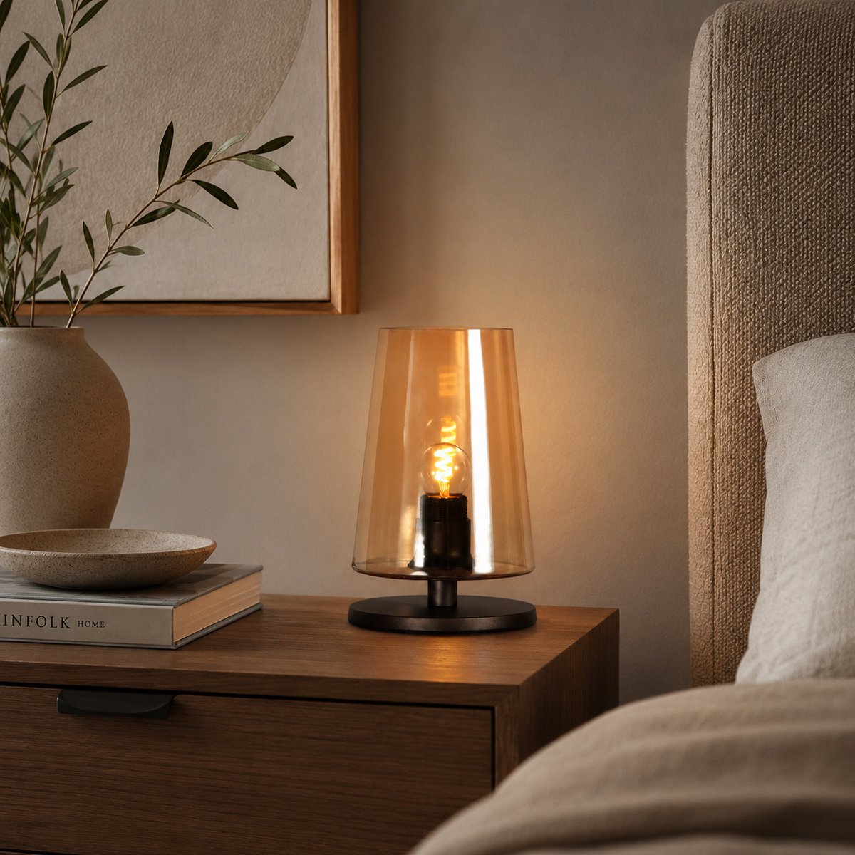 Mise en ambiance sur une table de chevet en bois près du lit