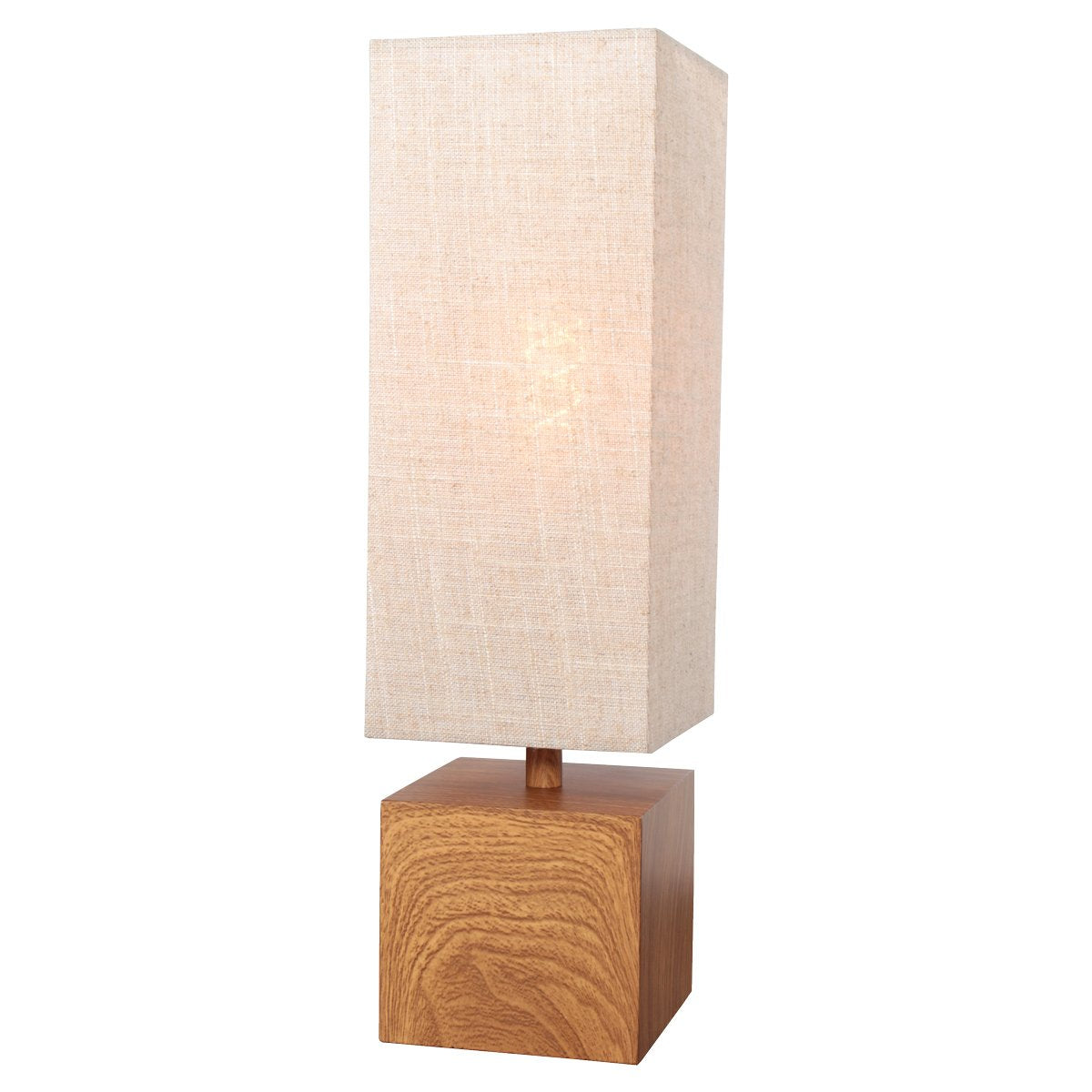 Lampe à poser allumée, vue de face avec abat-jour beige et socle en bois