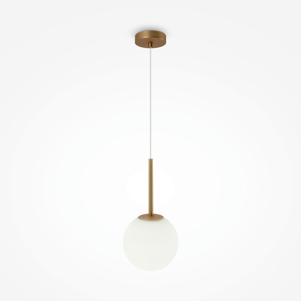 Luminaire suspendu doré avec globe blanc opalin, vue de face sur fond clair
