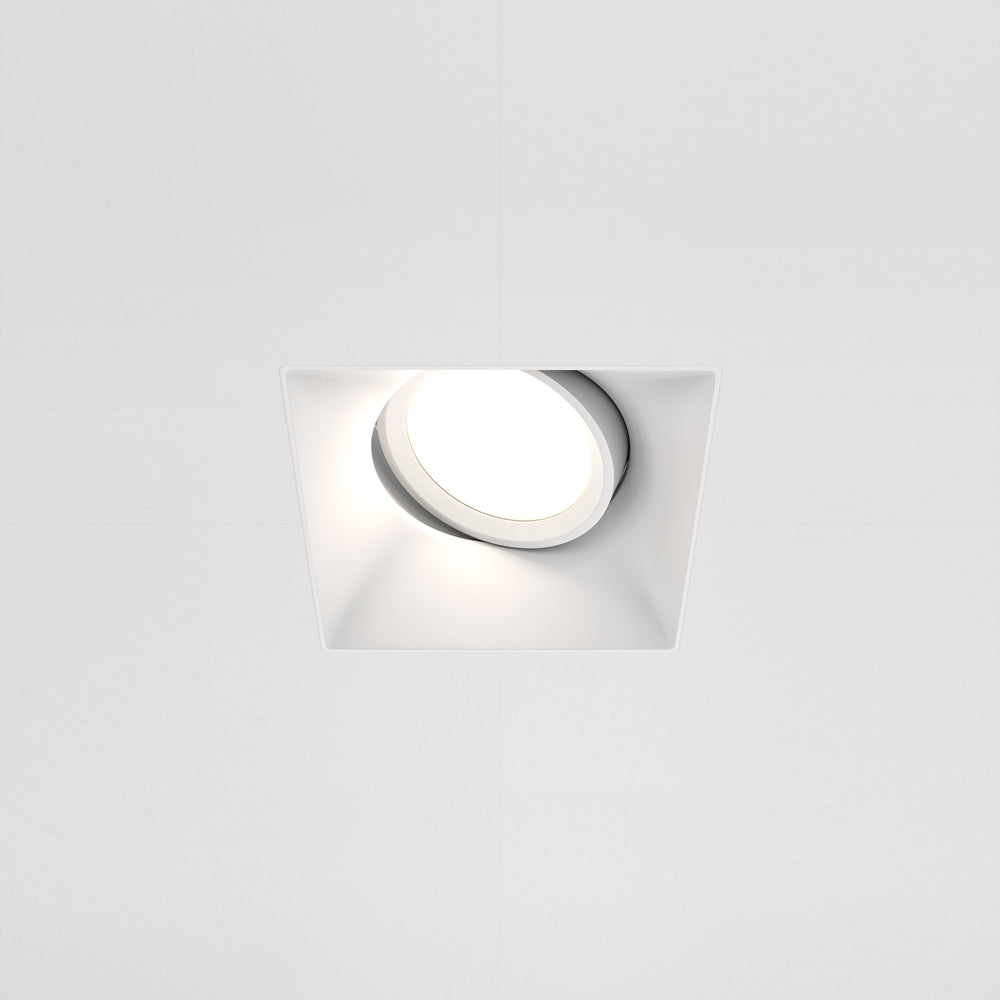 Spot blanc carré encastré au plafond, diffuseur rond allumé vu de face