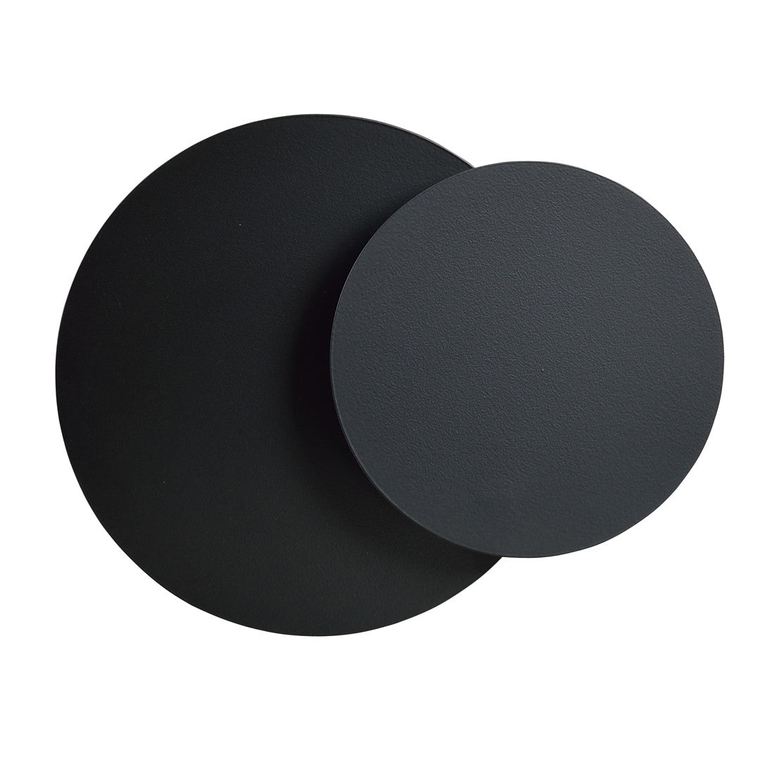 Vue de face du luminaire noir composé de deux disques ronds qui se chevauchent