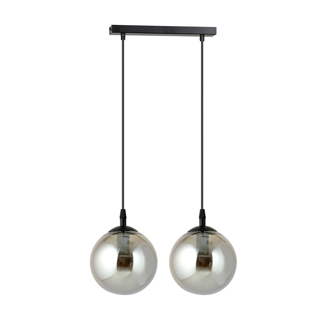 Vue rapprochée du luminaire, deux sphères fumées suspendues par des câbles noirs