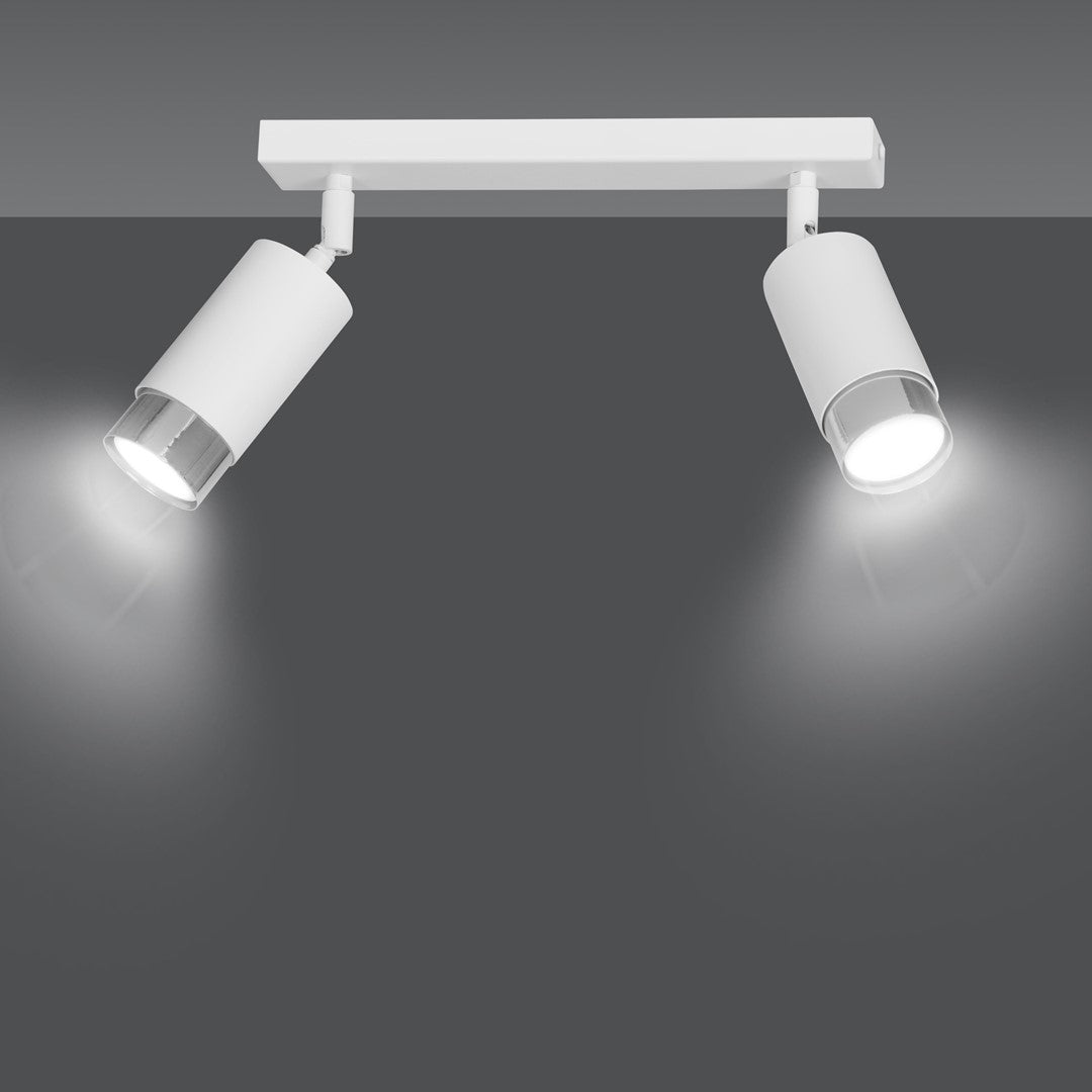 Plafonnier allumé, les deux spots diffusent une lumière blanche sur fond sombre