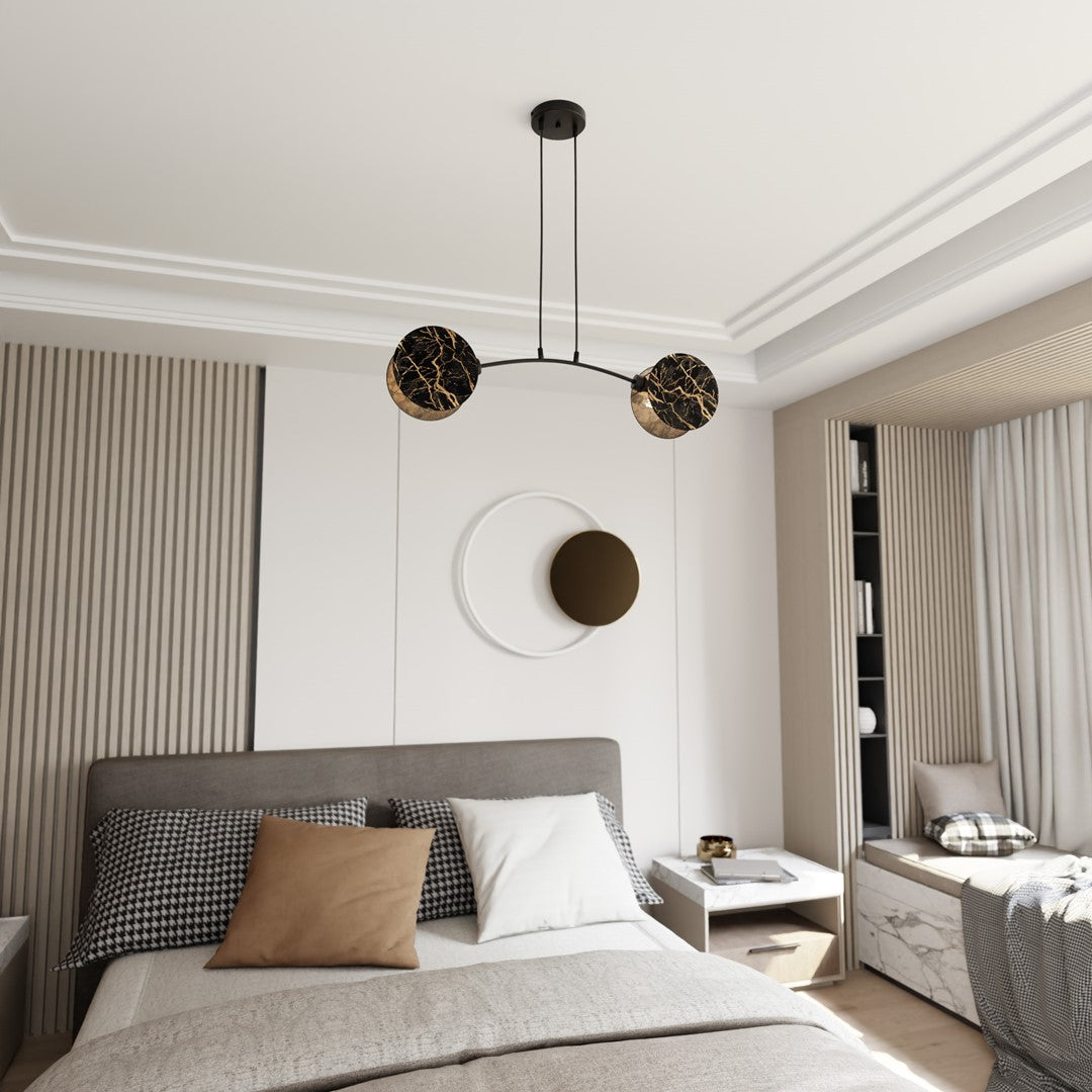 Mise en ambiance dans une chambre, suspension allumée au-dessus du lit.