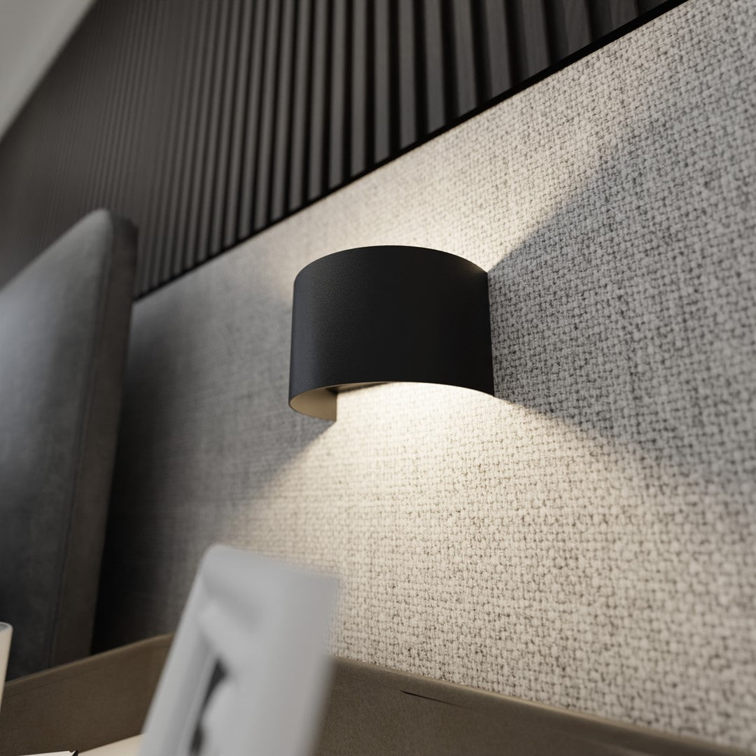 Gros plan de profil sur la finition noire mate et la texture du mur tissé
