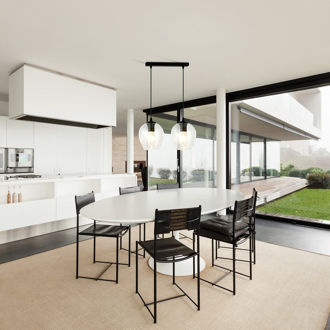 Suspension double installée au-dessus d'une table ovale dans une salle à manger moderne