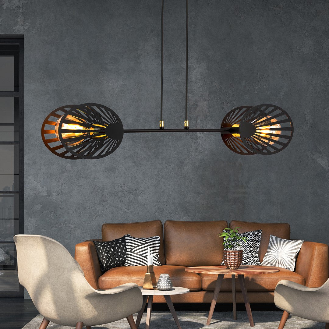 Luminaire suspendu éclairé dans un salon devant un mur gris béton